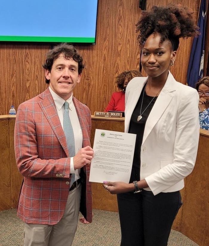 (Pictured: Greenwood Mayor Brandon Smith and Zsaquez Flucker, GLEAMNS Community Services Assistant Program Director)